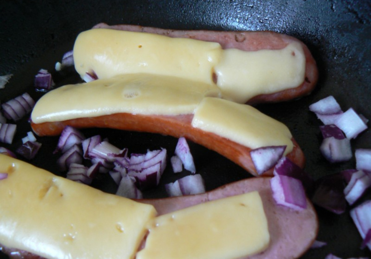 Kiełbasa z serem i cebulką foto