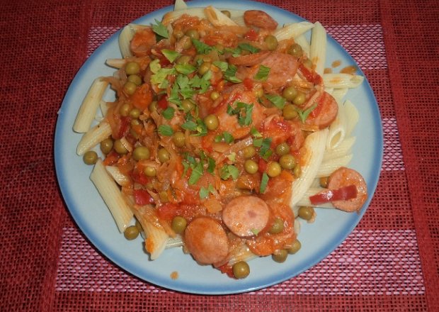 Fotografia przedstawiająca Kiełbasa z warzywami w sosie pomidorowym