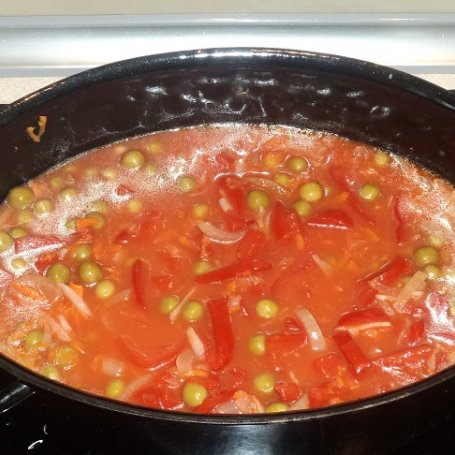 Krok 10 - Kiełbasa z warzywami w sosie pomidorowym foto