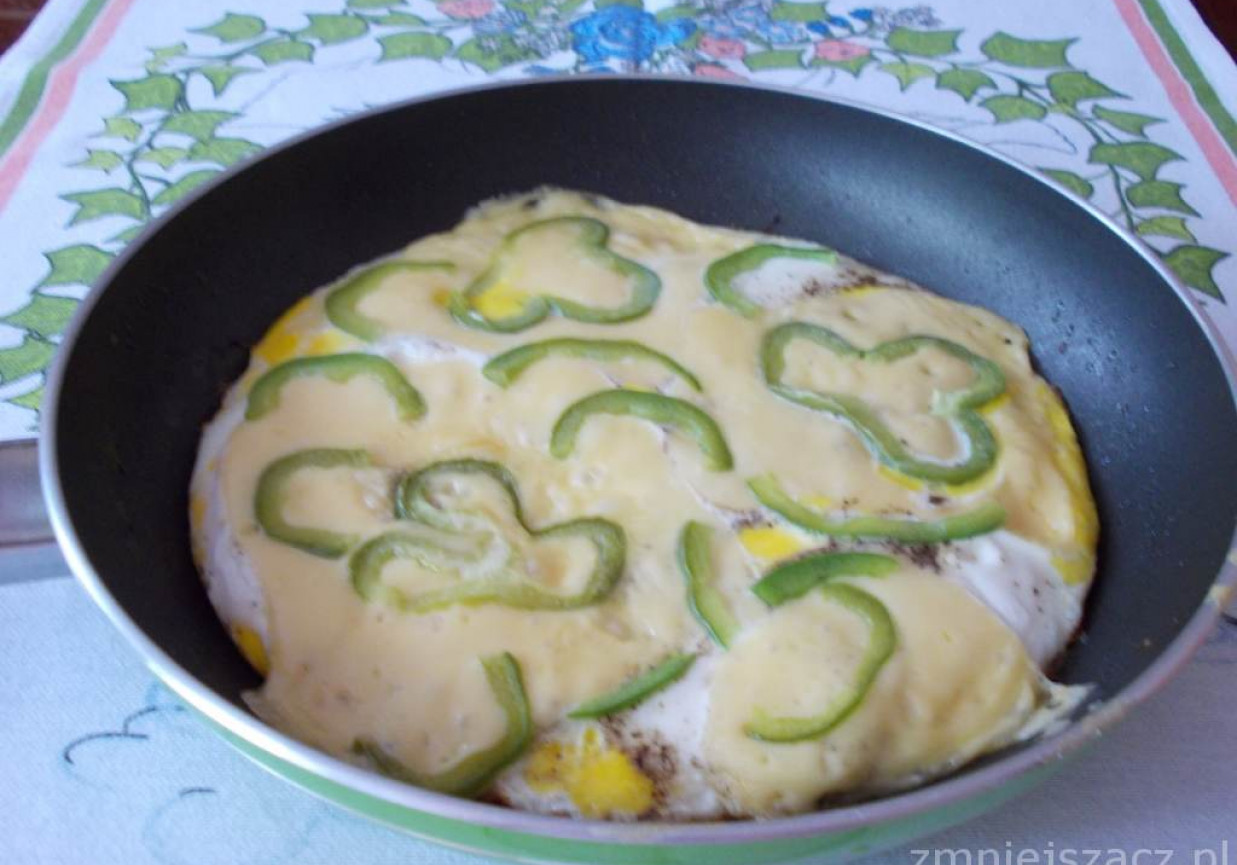 Kiełbasa zapiekana z jajkiem i serem.  foto