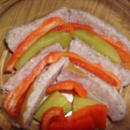 Krok 1 - Kiełbasa zapiekana z ogórkami kiszonymi i papryką foto
