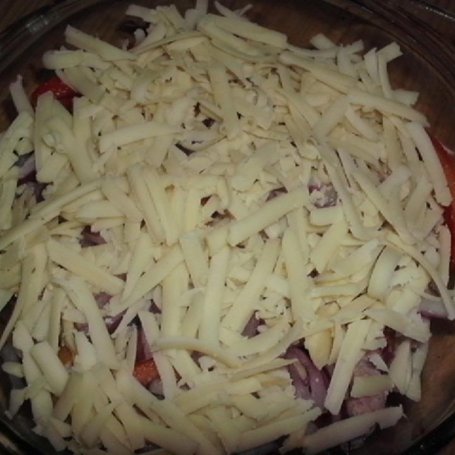 Krok 3 - Kiełbasa zapiekana z ogórkami kiszonymi i papryką foto