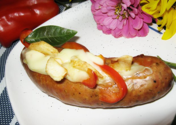 Fotografia przedstawiająca Kiełbasa zapiekana z serem, papryką i jabłkiem