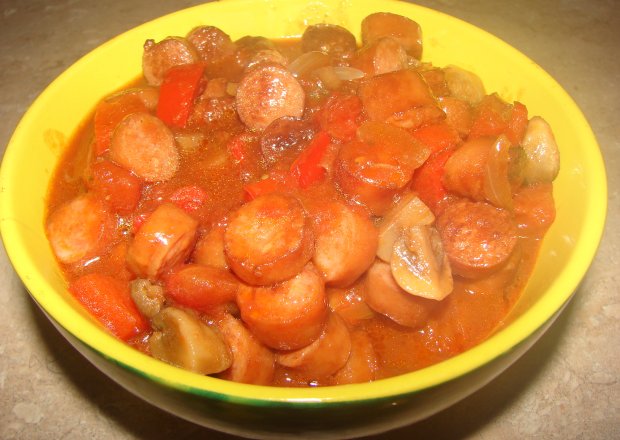 Fotografia przedstawiająca Kiełbaska smażona z pomidorkami