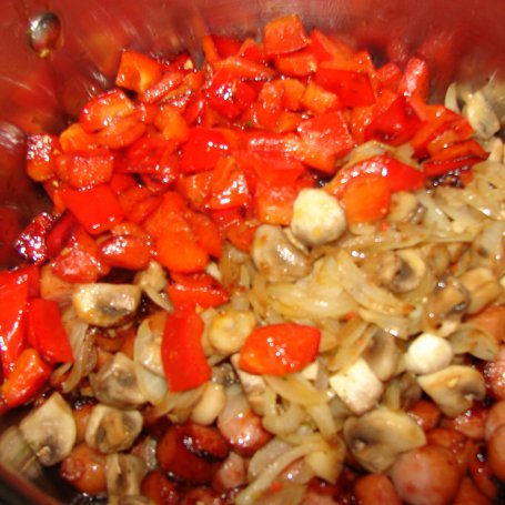 Krok 4 - Kiełbaska smażona z pomidorkami foto