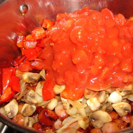 Krok 5 - Kiełbaska smażona z pomidorkami foto