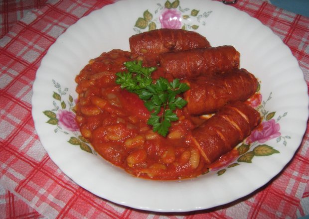 Fotografia przedstawiająca Kiełbaska w pomidorowo-fasolowym sosie.
