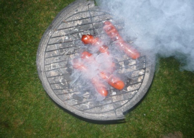 Fotografia przedstawiająca kiełbaska z grilla