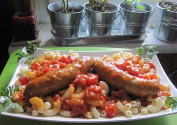 Fotografia przedstawiająca Kiełbaski meksykańskie w sosie pomidorowym i makaronem