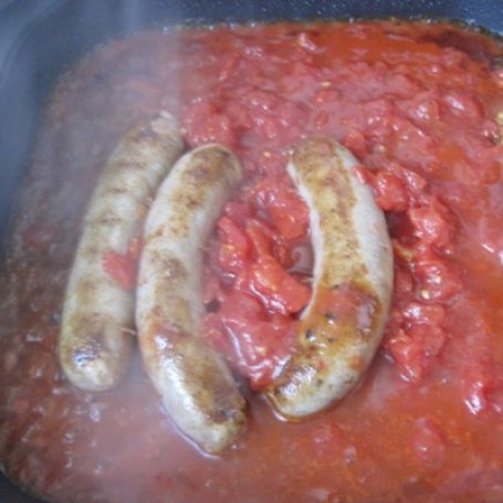 Krok 2 - Kiełbaski meksykańskie w sosie pomidorowym i makaronem foto