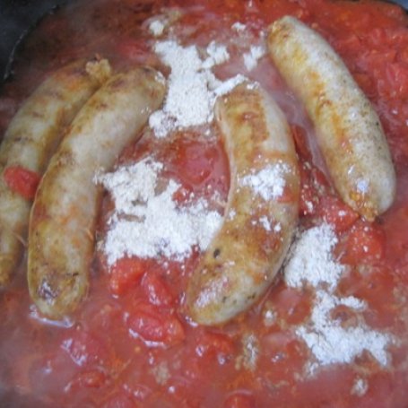 Krok 3 - Kiełbaski meksykańskie w sosie pomidorowym i makaronem foto