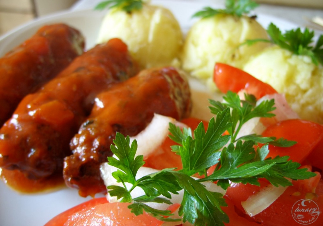 Kiełbaski smyrneńskie w sosie pomidorowym - soudzoukakia foto