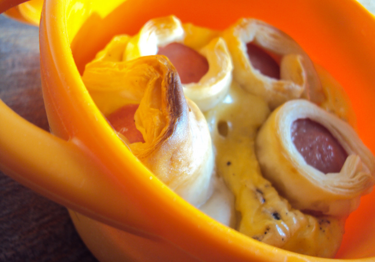 Kiełbaski w cieście francuskim zapiekane z jajkami foto