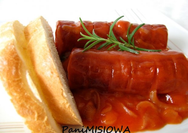 Fotografia przedstawiająca Kiełbaski w ostrym sosie pomidorowym