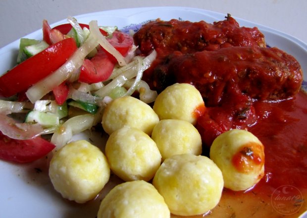 Fotografia przedstawiająca Kiełbaski z indyka w pomidorach i kuleczki serowe