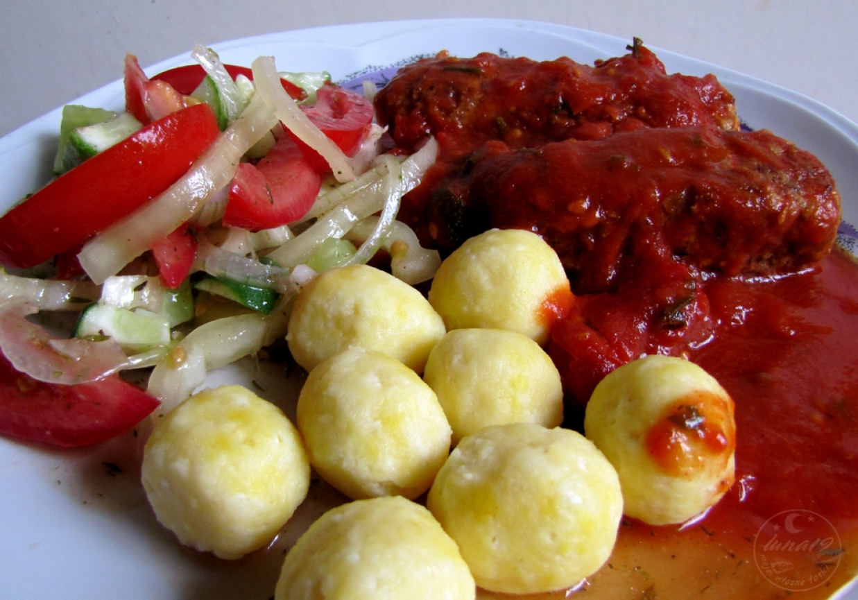 Kiełbaski z indyka w pomidorach i kuleczki serowe foto