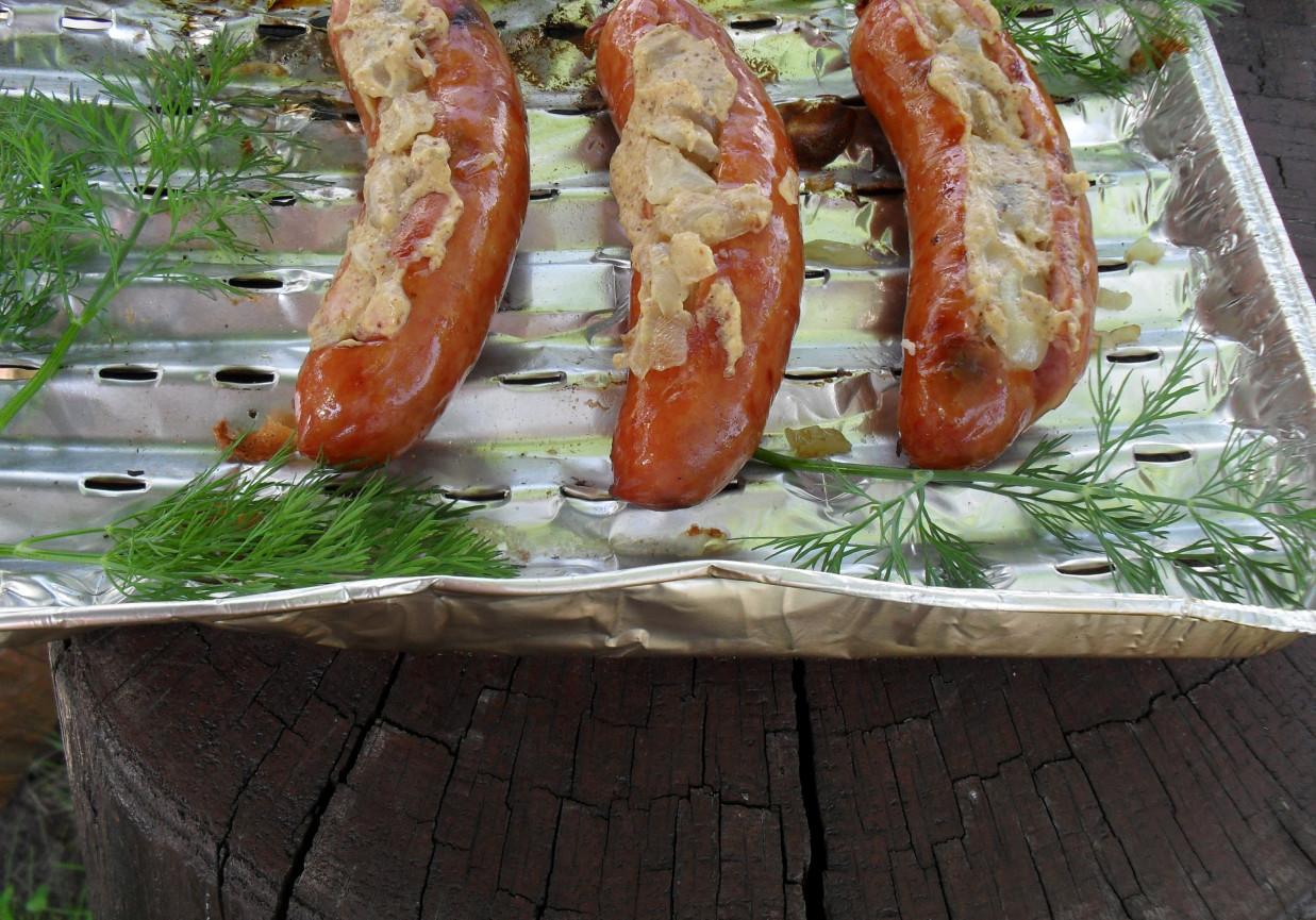 Kiełbaski ziołowe z grilla z masą cebulową foto