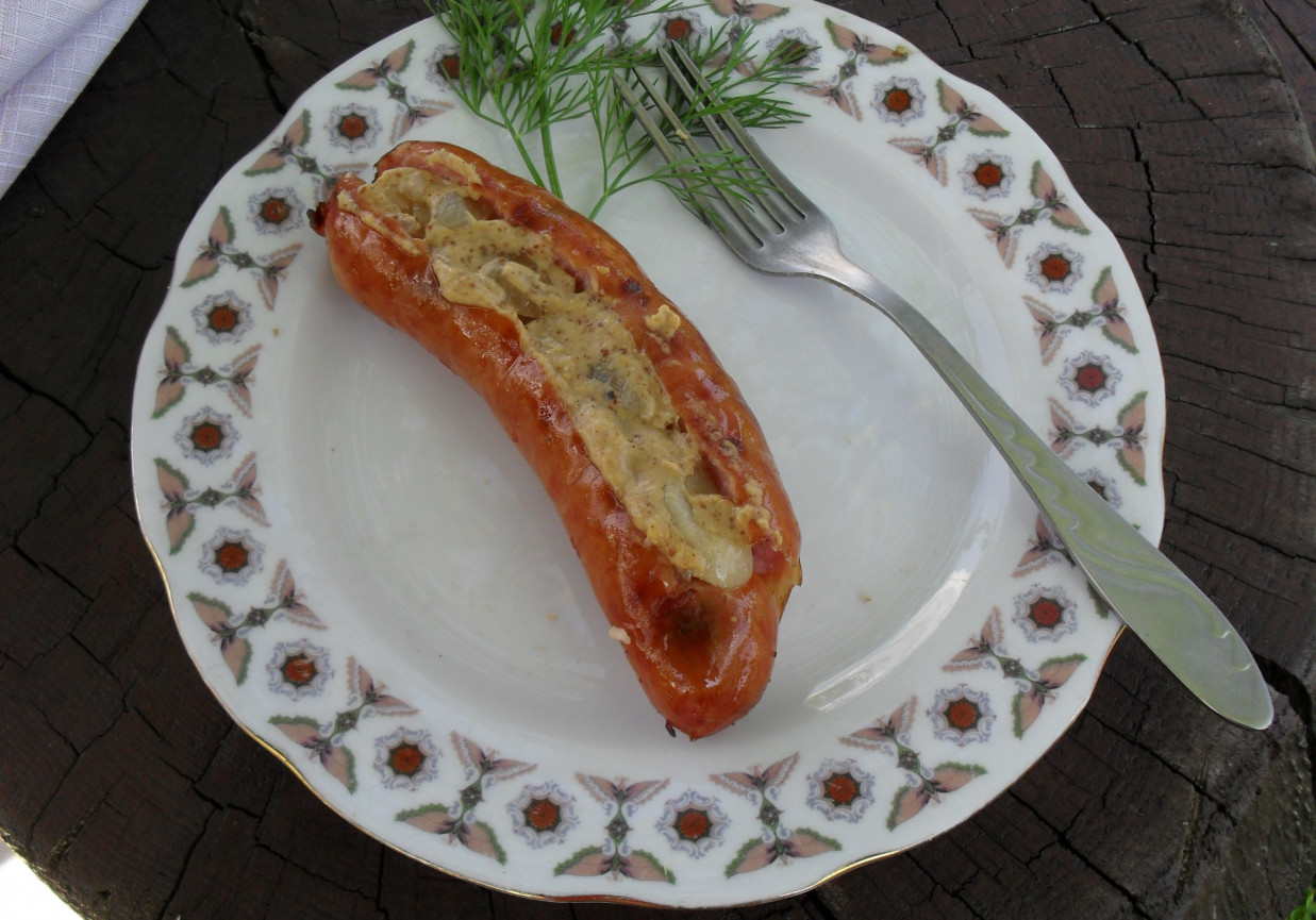 Kiełbaski ziołowe z grilla z masą cebulową foto