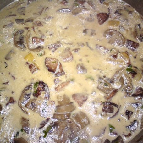 Krok 4 - Kiełbaskowo-grzybowy sos do klusek śląskich foto