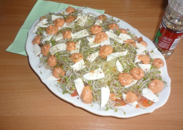 Fotografia przedstawiająca Kiełki brokuła i mozzarella w sałatce obiadowej