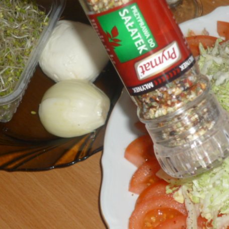 Krok 2 - Kiełki brokuła i mozzarella w sałatce obiadowej foto