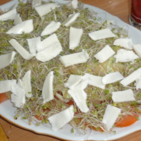 Krok 5 - Kiełki brokuła i mozzarella w sałatce obiadowej foto