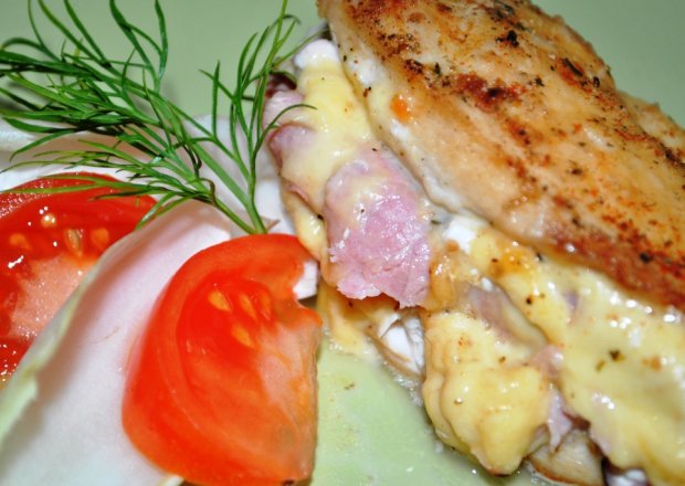 Fotografia przedstawiająca Kieszeń z kurczaka nadziewany szynką i serem