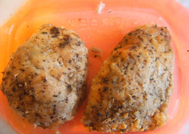 Fotografia przedstawiająca Kieszonki drobiowe nadziewane roladkami serowo-pieczarkowymi