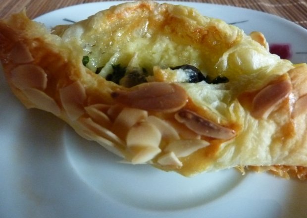 Fotografia przedstawiająca Kieszonki francuskie ze szpinakiem i serami