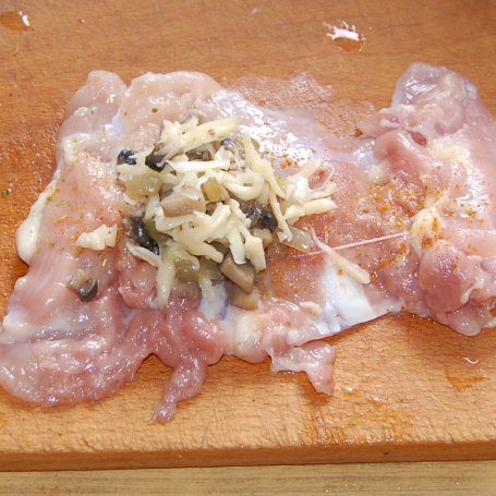 Krok 2 - Kieszonki z kurczaka nadziewane pieczarkami w sosie śmietanowo -serowym foto