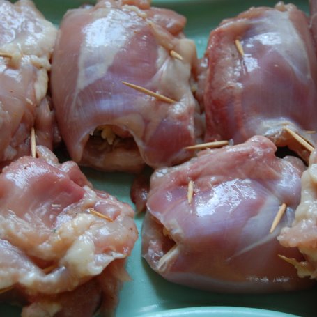 Krok 3 - Kieszonki z kurczaka nadziewane pieczarkami w sosie śmietanowo -serowym foto