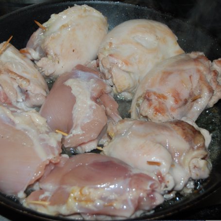 Krok 4 - Kieszonki z kurczaka nadziewane pieczarkami w sosie śmietanowo -serowym foto