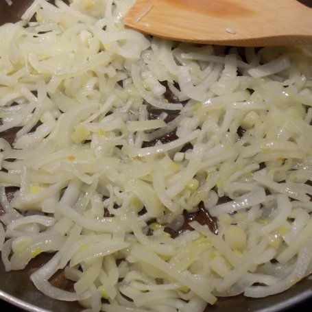 Krok 2 - Kieszonki z kurczaka nadziewane wątróbką w sosie pomidorowym foto