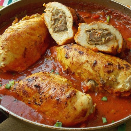 Krok 6 - Kieszonki z kurczaka nadziewane wątróbką w sosie pomidorowym foto