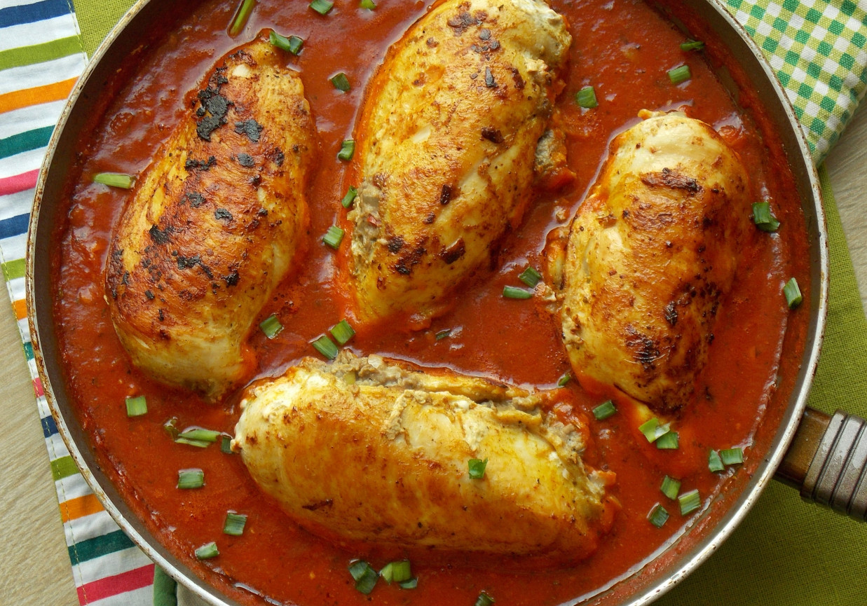 Kieszonki z kurczaka nadziewane wątróbką w sosie pomidorowym foto