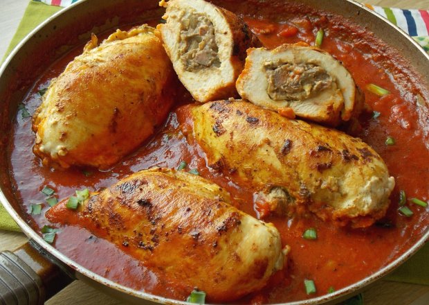 Fotografia przedstawiająca Kieszonki z kurczaka nadziewane wątróbką w sosie pomidorowym