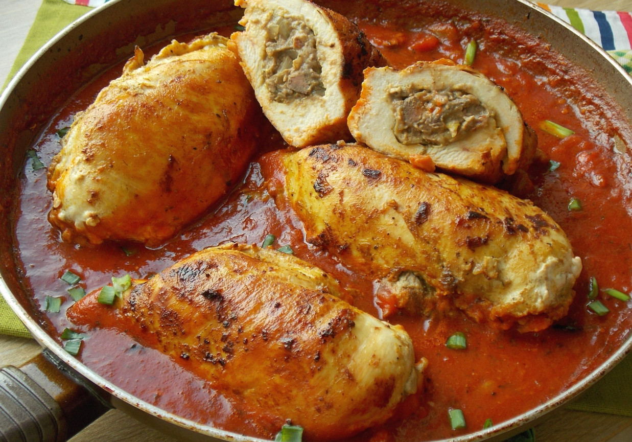 Kieszonki z kurczaka nadziewane wątróbką w sosie pomidorowym foto