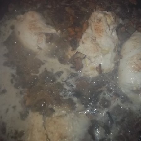 Krok 5 - Kieszonki z kurczaka w sosie grzybowym foto