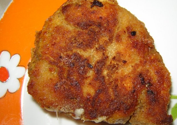 Fotografia przedstawiająca kieszonki z piersi z kurczaka z papryką konserwową i z żółtym serem
