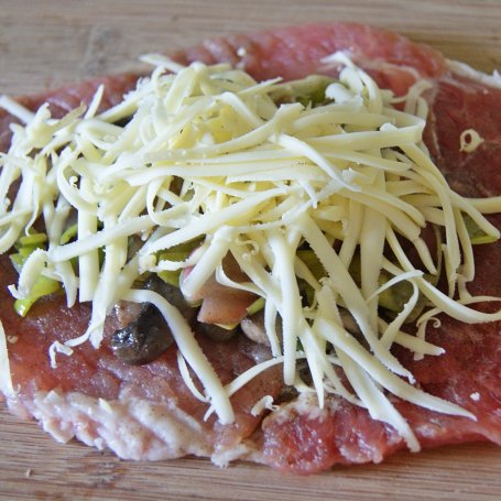 Krok 2 - Kieszonki ze schabu z pieczarkami, porem i rzodkiewką foto