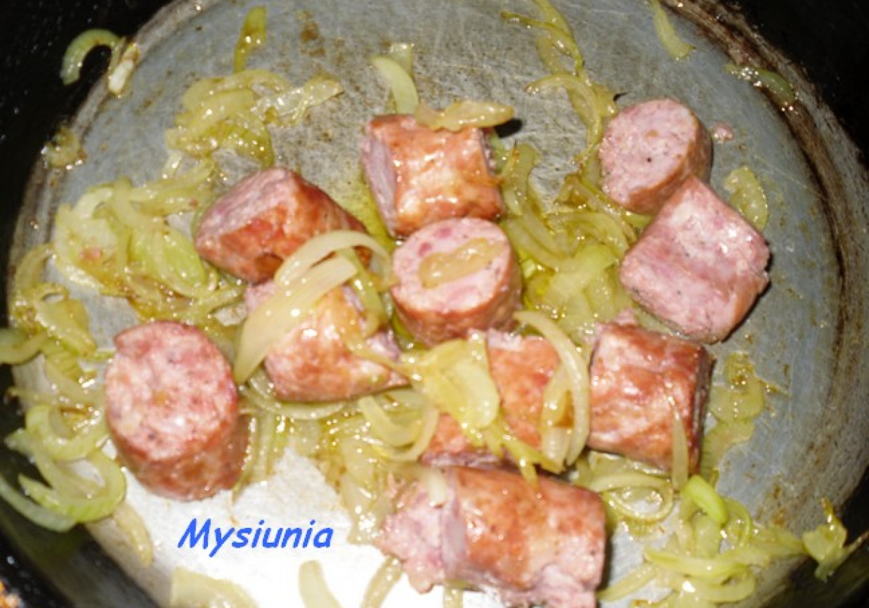 kiłbasa smażona z cebulką foto