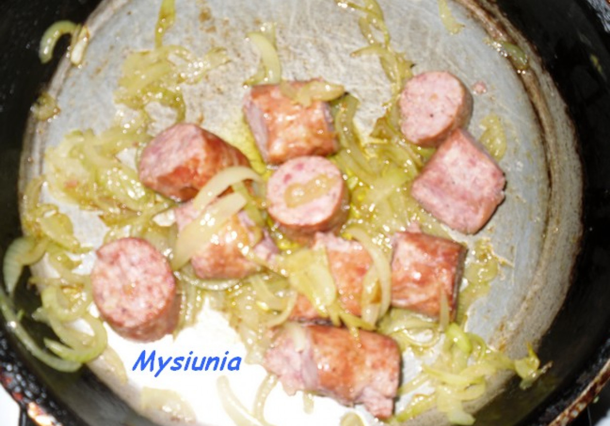 kiłbasa smażona z cebulką foto
