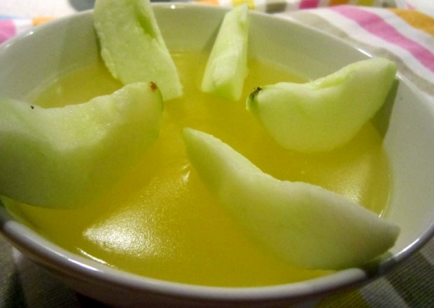 Fotografia przedstawiająca kisiel cytrynowy z jabłkami