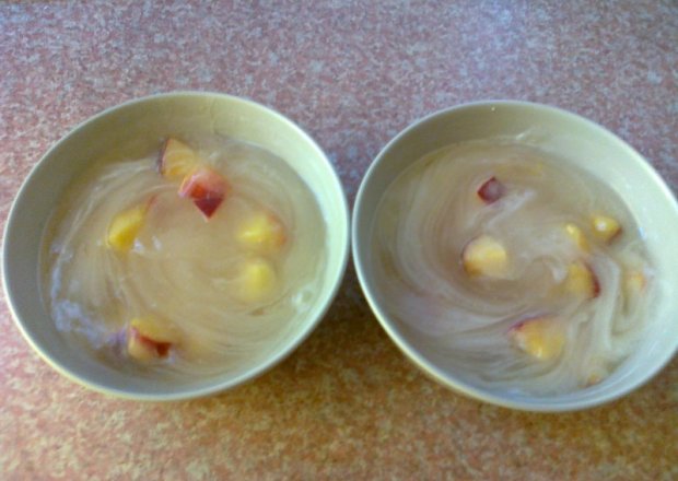 Fotografia przedstawiająca Kisiel cytrynowy ze świezymi brzoskwiniami