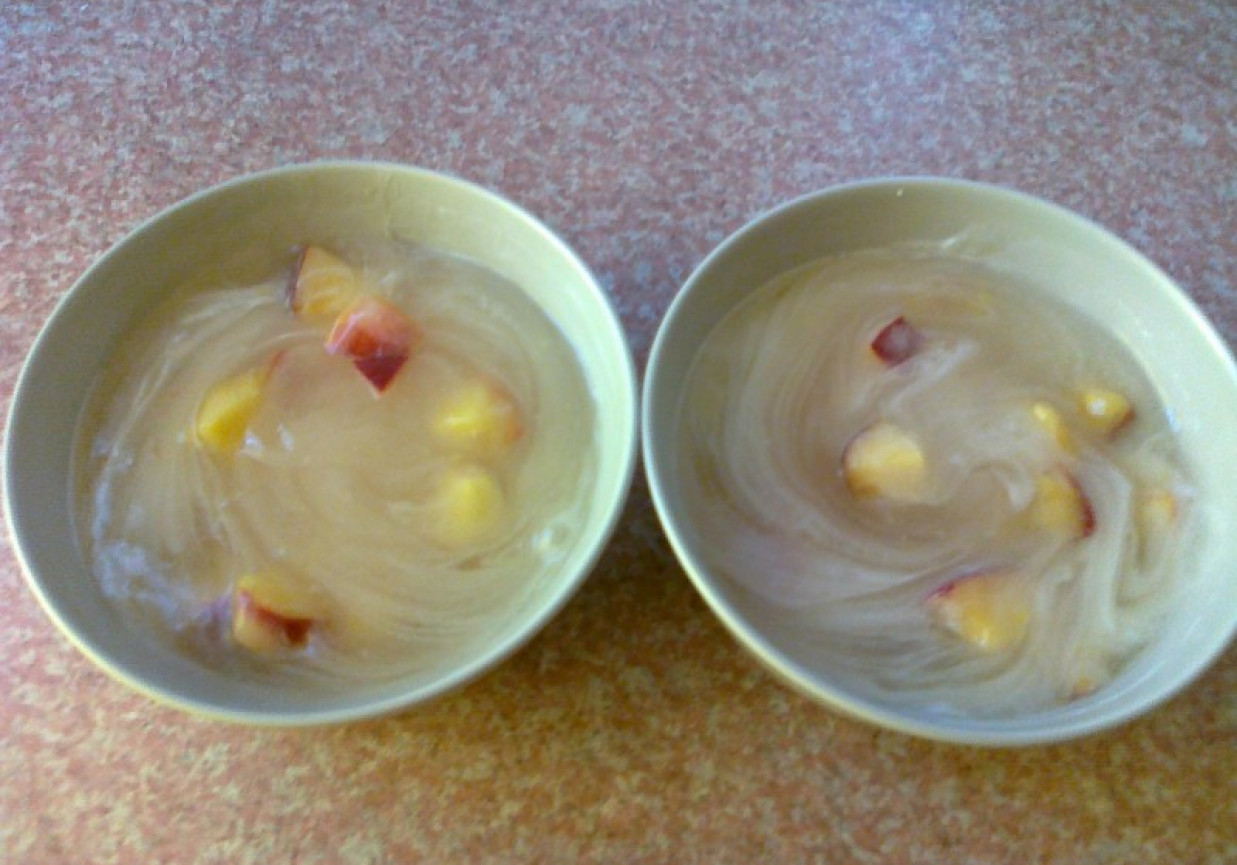 Kisiel cytrynowy ze świezymi brzoskwiniami foto