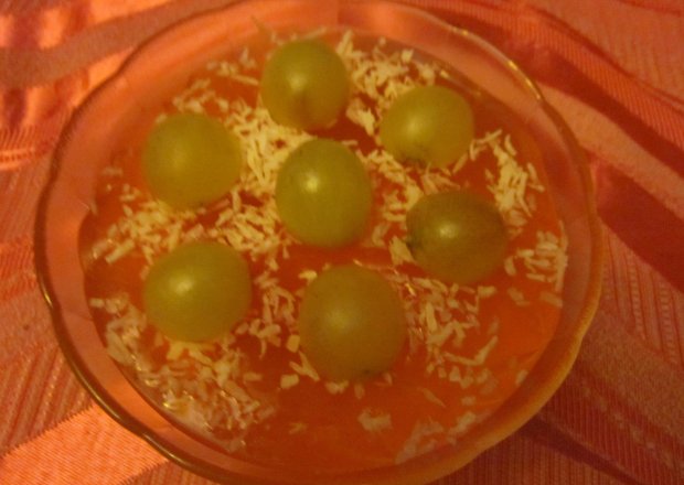 Fotografia przedstawiająca Kisiel truskawkowy z winogronem
