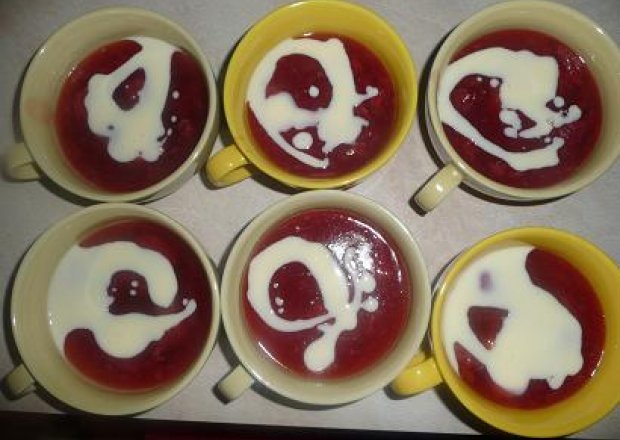 Fotografia przedstawiająca kisiel z truskawkami i sosem