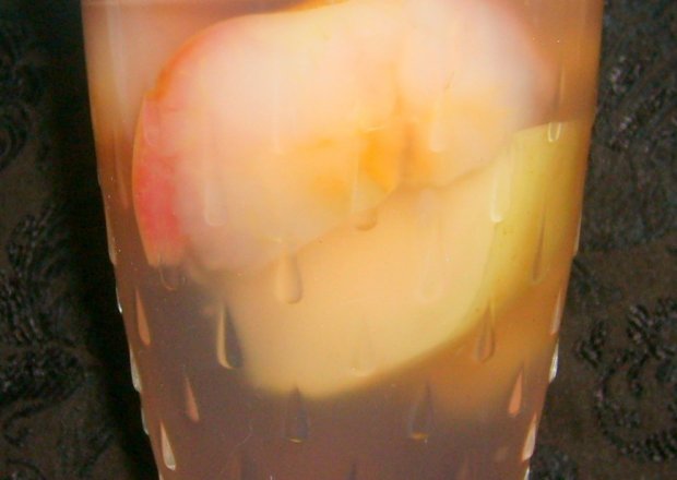 Fotografia przedstawiająca kisielowy kompot jabłkowy z goździkami....