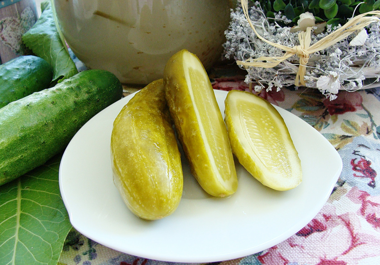 Kiszone ogórki z zielem angielskim foto