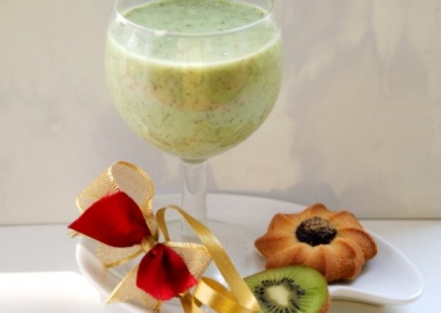 Fotografia przedstawiająca Kiwi kiwa jogurtem